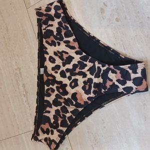 NWOT Beach Sissi Animal Print Bikini Bottoms